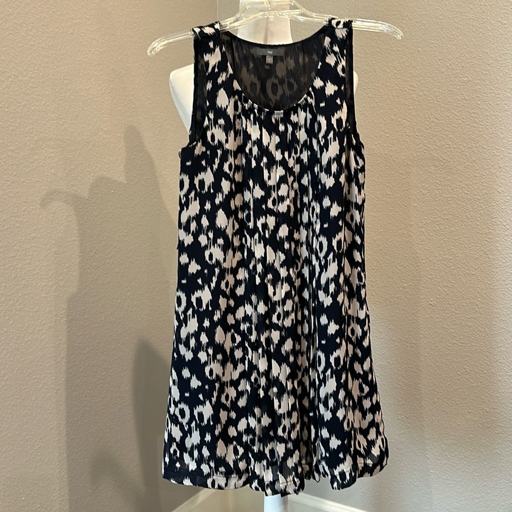 Women's/Girls Gap sz 0 tankdress. cream/dark blue, modern pattern, pleat front